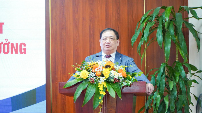 Nhà giáo nhân dân, Phó Giáo sư, Tiến sĩ Tô Ngọc Hưng – Hiệu trưởng Nhà trường phát biểu. Nhà giáo nhân dân, Phó Giáo sư, Tiến sĩ Tô Ngọc Hưng – Hiệu trưởng Nhà trường phát biểu.