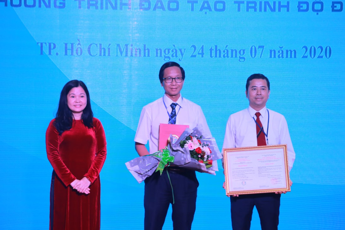 Tân Phó Giáo sư, Tiến sĩ Nguyễn Văn Ít (ở giữa). Ảnh: Website nhà trường