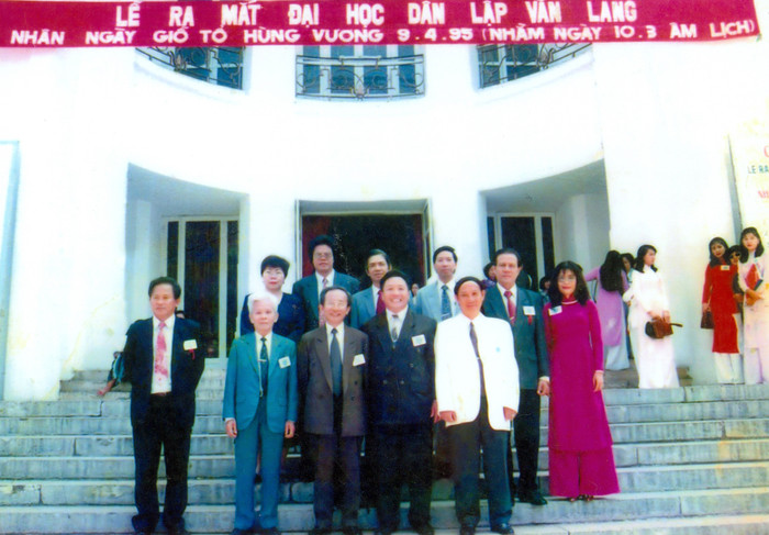 Những nhà sáng lập ban đầu trong Lễ ra mắt Trường Đại học Văn Lang cách đây gần 30 năm.