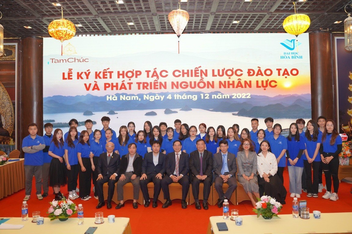 Lễ ký kết hợp tác chiến lược đào tạo và phát triển nguồn nhân lực của Trường Đại học Hòa Bình. Ảnh:NVCC Lễ ký kết hợp tác chiến lược đào tạo và phát triển nguồn nhân lực của Trường Đại học Hòa Bình. Ảnh:NVCC