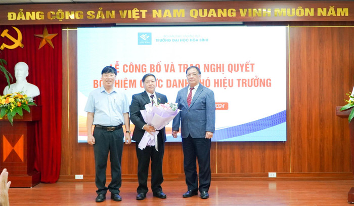 NGND.PGS.TS. Tô Ngọc Hưng – Hiệu trưởng Nhà trường và TS. Đào Hải – Phó Hiệu trưởng Nhà trường lên tặng hoa chúc mừng GS.TS.BS Nguyễn Đức Trọng – Tân Phó Hiệu trưởng Đại học Hòa Bình. NGND.PGS.TS. Tô Ngọc Hưng – Hiệu trưởng Nhà trường và TS. Đào Hải – Phó Hiệu trưởng Nhà trường lên tặng hoa chúc mừng GS.TS.BS Nguyễn Đức Trọng – Tân Phó Hiệu trưởng Đại học Hòa Bình.
