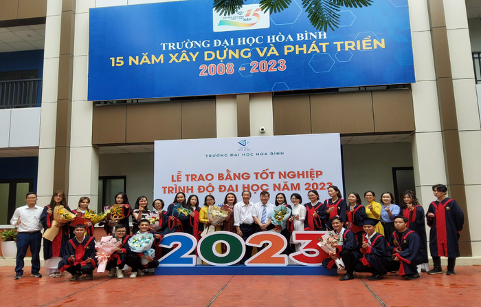 Hình ảnh Phó Giáo sư, Tiến sĩ Phan Túy – Trưởng Khoa Dược ( Nguyên Bí thư Đảng ủy, nguyên Phó Hiệu trưởng Trường Đại học Dược Hà Nội ), Tiến sĩ Vũ Thị Trâm- Phó Trưởng Khoa Dược ( Nguyên Trưởng Bộ môn Dược lực trường Đại học Dược Hà Nội ); Tiến sĩ khoa học Trần Văn Thanh ( Nguyên Trưởng Bộ môn Dược liệu trường Đại học Dược Hà Nội ) và các thầy cô chụp ảnh cùng sinh viên vào ngày lễ trao bằng tốt nghiệp Dược sĩ đại học. Ảnh: NVCC Hình ảnh Phó Giáo sư, Tiến sĩ Phan Túy – Trưởng Khoa Dược ( Nguyên Bí thư Đảng ủy, nguyên Phó Hiệu trưởng Trường Đại học Dược Hà Nội ), Tiến sĩ Vũ Thị Trâm- Phó Trưởng Khoa Dược ( Nguyên Trưởng Bộ môn Dược lực trường Đại học Dược Hà Nội ); Tiến sĩ khoa học Trần Văn Thanh ( Nguyên Trưởng Bộ môn Dược liệu trường Đại học Dược Hà Nội ) và các thầy cô chụp ảnh cùng sinh viên vào ngày lễ trao bằng tốt nghiệp Dược sĩ đại học. Ảnh: NVCC