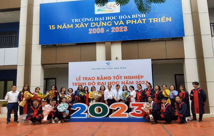 Hình ảnh Phó Giáo sư, Tiến sĩ Phan Túy – Trưởng Khoa Dược ( Nguyên Bí thư Đảng ủy, nguyên Phó Hiệu trưởng Trường Đại học Dược Hà Nội ), Tiến sĩ Vũ Thị Trâm- Phó Trưởng Khoa Dược ( Nguyên Trưởng Bộ môn Dược lực trường Đại học Dược Hà Nội ); Tiến sĩ khoa học Trần Văn Thanh ( Nguyên Trưởng Bộ môn Dược liệu trường Đại học Dược Hà Nội ) và các thầy cô chụp ảnh cùng sinh viên vào ngày lễ trao bằng tốt nghiệp Dược sĩ đại học. Ảnh: NVCC
