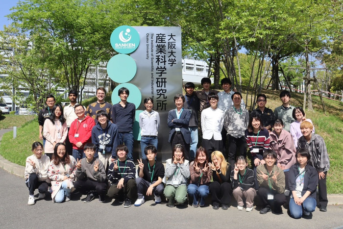 Thầy Vũ Đình Phóng tham gia học tập, nghiên cứu khoa học tại Lab Sanken - Trường Đại học Osaka- Nhật Bản (người đứng ngoài cùng bên trái). Ảnh: NVCC Thầy Vũ Đình Phóng tham gia học tập, nghiên cứu khoa học tại Lab Sanken - Trường Đại học Osaka- Nhật Bản (người đứng ngoài cùng bên trái). Ảnh: NVCC