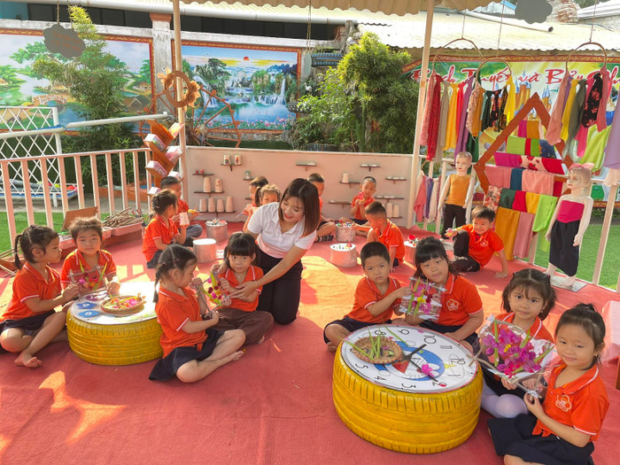Ngoài hoạt động chung của tổ, cô luôn thực hiện dạy mẫu để giáo viên các lớp đến dự giờ Ngoài hoạt động chung của tổ, cô luôn thực hiện dạy mẫu để giáo viên các lớp đến dự giờ