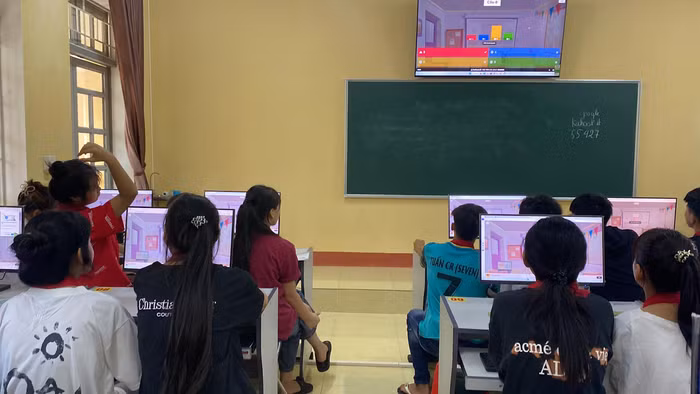 Cô giáo Đỗ Thùy Quyên trong giờ dạy tin học. Ảnh: NVCC