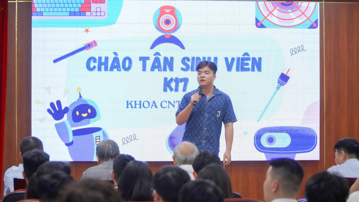 Một bạn tân sinh viên Khoa Công nghệ Thông tin mạnh dạn biểu diễn một tiết mục văn nghệ làm không khí hội trường trở nên sôi nổi hơn. hb14.jpg