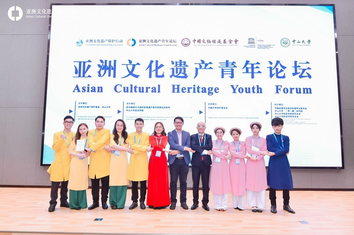 Sinh viên Khoa Du lịch đạt giải 3 (nhóm Tràng An- áo vàng); giải khuyến khích (nhóm Hoàng Thành- áo hồng) tại cuộc thi “Bảo tồn di sản văn hoá và các giải pháp bền vững lần thứ nhất” do UNESCO tổ chức tháng 4/2023. Ảnh: NVCC Sinh viên Khoa Du lịch đạt giải 3 (nhóm Tràng An- áo vàng); giải khuyến khích (nhóm Hoàng Thành- áo hồng) tại cuộc thi “Bảo tồn di sản văn hoá và các giải pháp bền vững lần thứ nhất” do UNESCO tổ chức tháng 4/2023. Ảnh: NVCC
