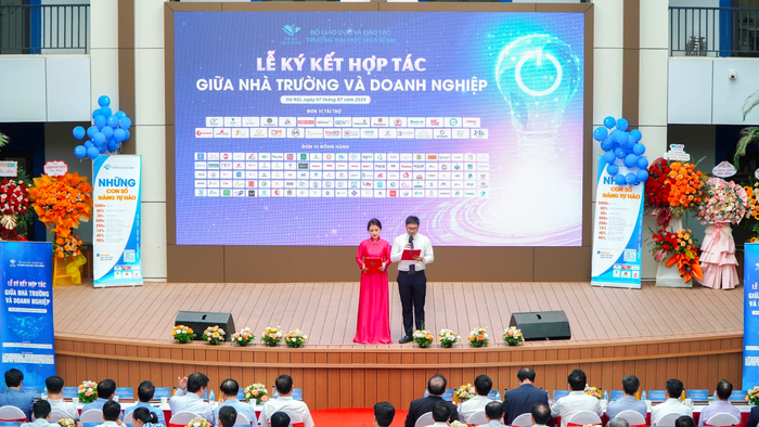 Lễ kí kết hợp tác giữa nhà trường và doanh nghiệp do Trường Đại học Hoà Bình tổ chức ngày 7/7. Ảnh: NTCC Lễ kí kết hợp tác giữa nhà trường và doanh nghiệp do Trường Đại học Hoà Bình tổ chức ngày 7/7. Ảnh: NTCC