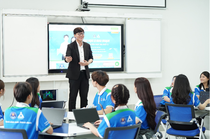 Thí sinh đăng ký nhập học chương trình đại học 2 giai đoạn đến hết ngày 31/8 được nhận hỗ trợ 50% học phí toàn khóa học. Thí sinh đăng ký nhập học chương trình đại học 2 giai đoạn đến hết ngày 31/8 được nhận hỗ trợ 50% học phí toàn khóa học.