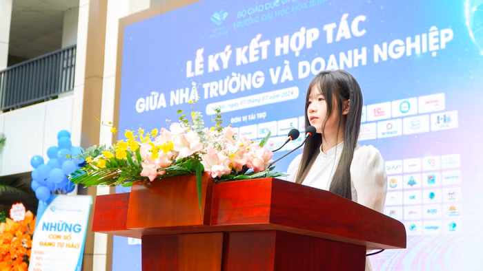 Bạn Nguyễn Ngọc Diệp, học sinh Trường Trung học phổ thông Khoái Châu, Hưng Yên phát biểu tại buổi lễ. Ảnh: NTCC