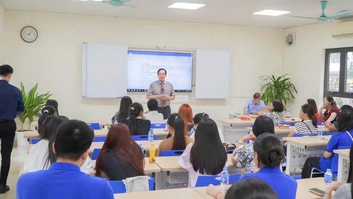 Tiến sĩ Nguyễn Văn Ngữ – Bí thư Đảng uỷ, Chủ tịch Hội đồng Trường trả lời những băn khoăn thắc mắc của các bạn tân sinh viên. hb23.jpg