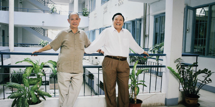 Kỹ sư Bùi Quang Độ - nguyên Chủ tịch Hội đồng Quản trị và Tiến sĩ Nguyễn Đắc Tâm – nguyên Chủ tịch Hội đồng Sáng lập, tại Trụ sở Trường Đại học Văn Lang đầu những năm 2000.