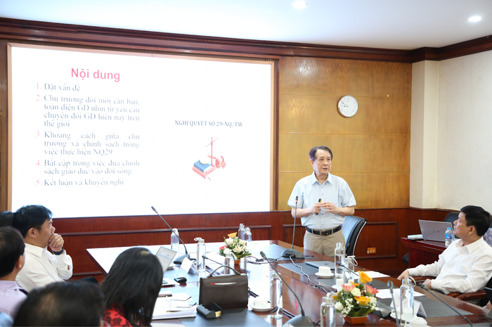 Tiến sĩ khoa học Phạm Đỗ Nhật Tiến khẳng định, Nghị quyết 29 đến nay vẫn còn giữ nguyên giá trị. Minh chứng cụ thể là những quan điểm của Nghị quyết 29 với những định hướng về chuyển đổi giáo dục mà mới đây Liên Hợp Quốc đưa ra có sự tương thích với nhau. Ảnh: Doãn Nhàn Tiến sĩ khoa học Phạm Đỗ Nhật Tiến khẳng định, Nghị quyết 29 đến nay vẫn còn giữ nguyên giá trị. Minh chứng cụ thể là những quan điểm của Nghị quyết 29 với những định hướng về chuyển đổi giáo dục mà mới đây Liên Hợp Quốc đưa ra có sự tương thích với nhau. Ảnh: Doãn Nhàn