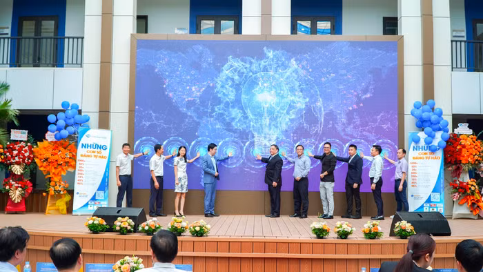 Lễ ký kết hợp tác giữa Trường Đại học Hòa Bình và các doanh nghiệp. Ảnh: NTCC