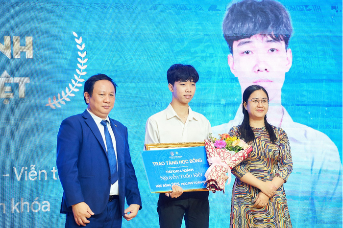 Sinh viên được vinh danh và trao tặng học bổng trong lễ Khai giảng của trường. Sinh viên được vinh danh và trao tặng học bổng trong lễ Khai giảng của trường.