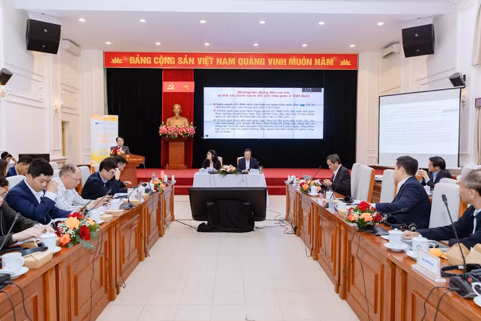 Hội thảo “Khung chính sách và pháp lý đối với nhà giáo trong bối cảnh toàn cầu hóa - Kinh nghiệm quốc tế và đề xuất đối với Việt Nam”. Ảnh: Bộ Giáo dục và Đào tạo
