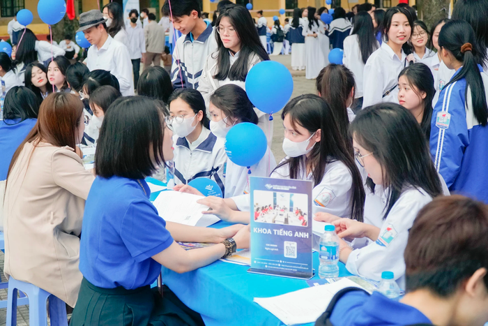 Trường Đại học Hòa Bình tổ chức Tư vấn – Hướng nghiệp cho học sinh trung học phổ thông. Ảnh: Website nhà trường Trường Đại học Hòa Bình tổ chức Tư vấn – Hướng nghiệp cho học sinh trung học phổ thông. Ảnh: Website nhà trường