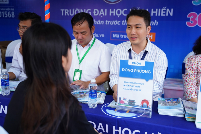 Thí sinh lắng nghe tư vấn từ Trường Đại học Văn Hiến. Ảnh: NTCC Thí sinh lắng nghe tư vấn từ Trường Đại học Văn Hiến. Ảnh: NTCC