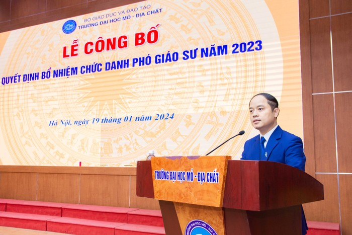 Phó giáo sư Tiến sĩ Lê Xuân Thành, Trưởng phòng Công tác chính trị - Sinh viên, Trường Đại học Mỏ - Địa chất Phó giáo sư Tiến sĩ Lê Xuân Thành, Trưởng phòng Công tác chính trị - Sinh viên, Trường Đại học Mỏ - Địa chất