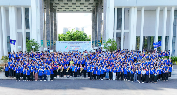 Sinh viên Trường Đại học Văn Hiến ra quân tiếp sức mùa thi năm 2024. Ảnh: NTCC Sinh viên Trường Đại học Văn Hiến ra quân tiếp sức mùa thi năm 2024. Ảnh: NTCC