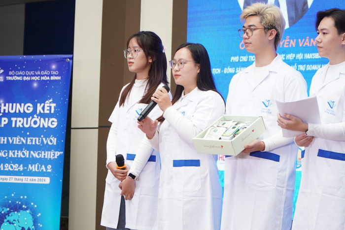 Nhóm sinh viên thuyết trình về dự án Phát triển chuỗi sản phẩm chăm sóc sức khỏe từ bài thuốc Minh Tân của khoa Dược Nhóm sinh viên thuyết trình về dự án Phát triển chuỗi sản phẩm chăm sóc sức khỏe từ bài thuốc Minh Tân của khoa Dược