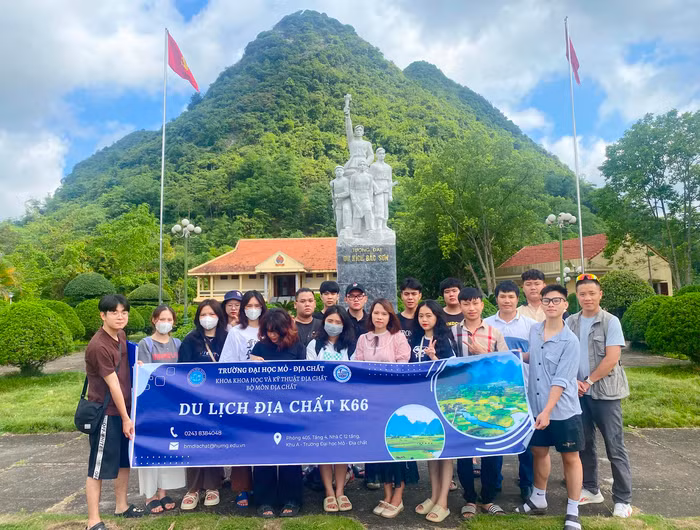 Sinh viên ngành Du lịch địa chất Trường Đại học Mỏ - Địa chất đi thực tế. Ảnh: Website nhà trường