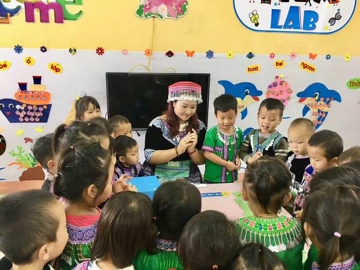 Cô Đỗ Thùy Quyên trong giờ giảng dạy cho trẻ em Trường Mầm non Suối Giàng. Ảnh: NVCC Cô Đỗ Thùy Quyên trong giờ giảng dạy cho trẻ em Trường Mầm non Suối Giàng. Ảnh: NVCC