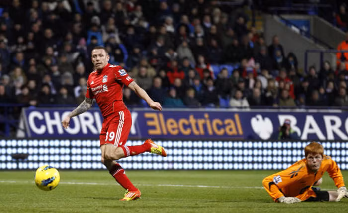 Ở phút 37, Bellamy ghi bàn rút ngắn tỷ số xuống 1-2 cho đội quân áo đỏ.