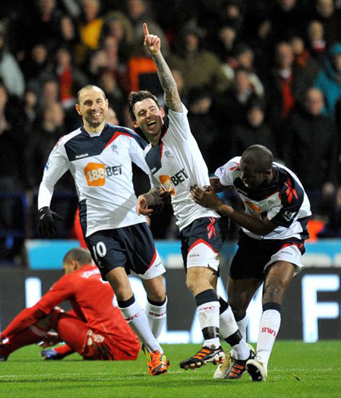 Có lẽ các cổ động viên của Liverpool vẫn chưa hiểu tại sao đội bóng thân yêu của họ lại bại trận tại Reebok. Đội bóng thành phố cảng có đầy đủ các yếu tố thuận lợi để giành trọn 3 điểm trong chuyến đi này, nhưng kết quả họ lại thua đầy đau đớn. Có lẽ các cổ động viên của Liverpool vẫn chưa hiểu tại sao đội bóng thân yêu của họ lại bại trận tại Reebok. Đội bóng thành phố cảng có đầy đủ các yếu tố thuận lợi để giành trọn 3 điểm trong chuyến đi này, nhưng kết quả họ lại thua đầy đau đớn.