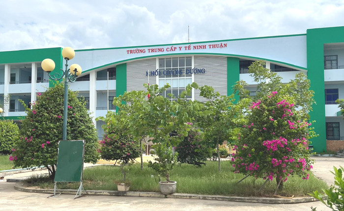Cổng Trường Trung cấp Y tế Ninh Thuận (Ảnh: NTCC). z5663636982024_fec3f69bd61429a2eb20a0e926785c52.jpg