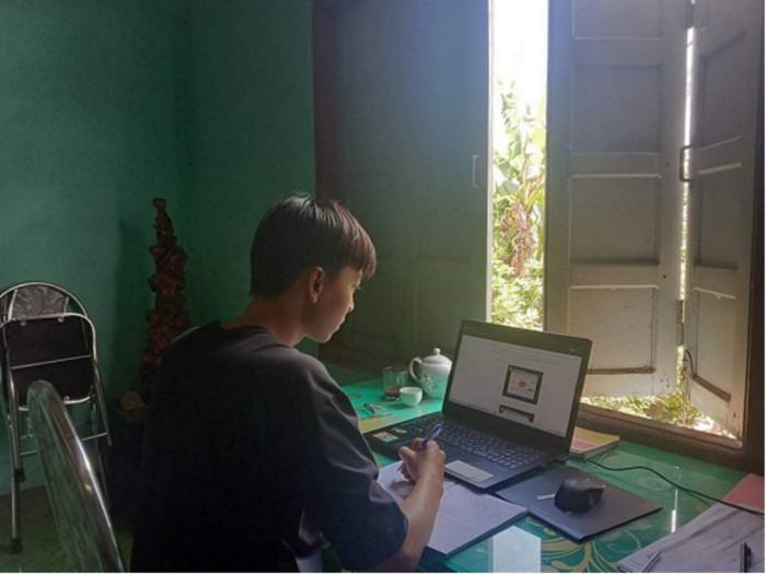 Sinh viên học tập trực tuyến trong thời gian nghỉ ở nhà vì dịch bệnh Covid-19. Ảnh: AN Sinh viên học tập trực tuyến trong thời gian nghỉ ở nhà vì dịch bệnh Covid-19. Ảnh: AN