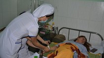 Cô giáo bị phụ huynh xông vào trường đánh gây thương tích 9% đã phải nhập viện điều trị trở lại. Ảnh: AN Cô giáo bị phụ huynh xông vào trường đánh gây thương tích 9% đã phải nhập viện điều trị trở lại. Ảnh: AN