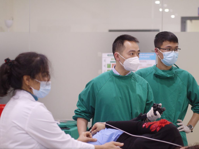 Bác sĩ Trần Đức Cảnh (ở giữa), công tác tại Bệnh viện K Trung ương, chuyên gia hàng đầu trong lĩnh vực nội soi chẩn đoán và can thiệp ung thư sớm đường tiêu hóa (Ảnh: drcanh.vn).