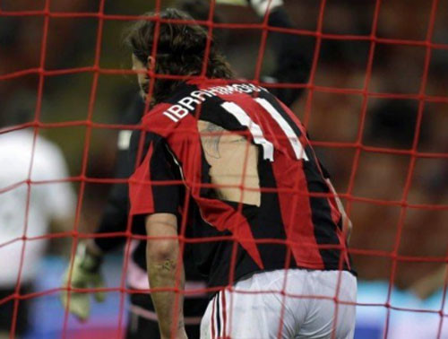 Áo của Ibrahimovic bị rách một miếng khá to đằng sau lưng. Áo của Ibrahimovic bị rách một miếng khá to đằng sau lưng.