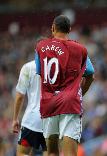 Áo của John Carew bị rách tả tơi ở sau lưng. Áo của John Carew bị rách tả tơi ở sau lưng.