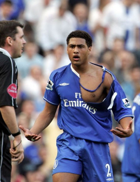 Chiếc áo của Glen Johnson bị rách tả tơi ở phần ngực. Chiếc áo của Glen Johnson bị rách tả tơi ở phần ngực.