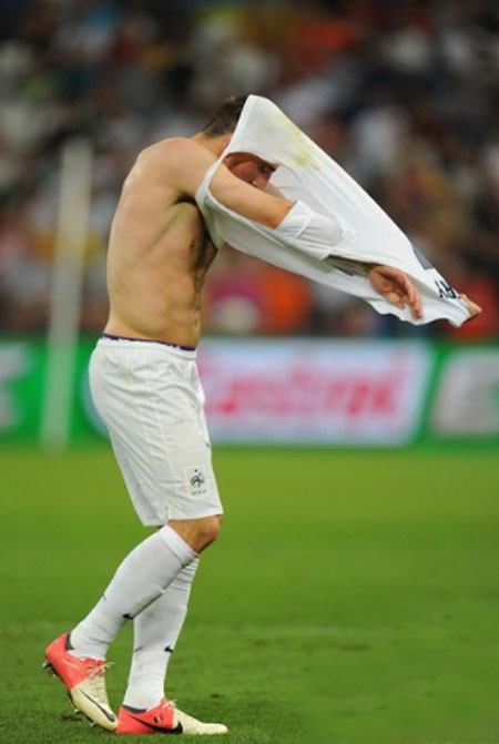 Và ngay lập tức, anh phải thay chiếc áo khác. Và ngay lập tức, anh phải thay chiếc áo khác.