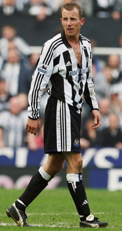 Áo của cầu thủ Lee Bowyer bị rách ở phần cổ. Áo của cầu thủ Lee Bowyer bị rách ở phần cổ.