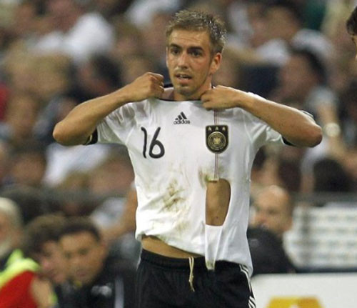 Tuyển thủ Đức, Philipp Lahm cũng từng bị rách áo. Tuyển thủ Đức, Philipp Lahm cũng từng bị rách áo.