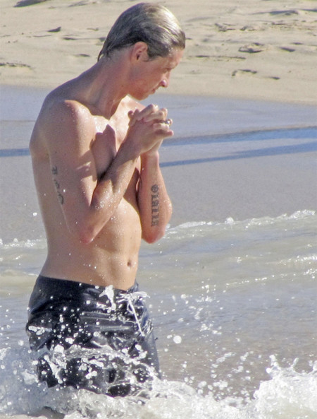 Chân sút người Tây Ban Nha cùng bà xã Olalla và hai thiên thần nhỏ tới hòn đảo Ibiza giải sầu. Tuy nhiên, khuôn mặt Torres vẫn đượm buồn sau thất bại cay đắng vừa qua…