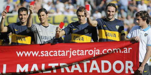 Một số hình ảnh các cầu thủ cùng tổ trọng tài đồng loạt giơ thẻ đỏ để chống bạo hành gia đình. Một số hình ảnh các cầu thủ cùng tổ trọng tài đồng loạt giơ thẻ đỏ để chống bạo hành gia đình.