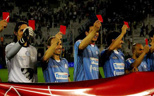 Ngoài ra, để ngăn chặn tình trạng này, một số thị trấn ở Argentina đã có ý tưởng sử dụng một thiết bị báo động dành cho những người phụ nữ bị hành hung. Ý tưởng này đang được triển khai và đã thu được những tín hiệu tích cực. Do đó, trong thời gian tới, thiết bị này có thể được triển khai rộng rãi trên toàn bộ đất nước Argentina và cả các nước châu Mỹ-La tinh khác. Ngoài ra, để ngăn chặn tình trạng này, một số thị trấn ở Argentina đã có ý tưởng sử dụng một thiết bị báo động dành cho những người phụ nữ bị hành hung. Ý tưởng này đang được triển khai và đã thu được những tín hiệu tích cực. Do đó, trong thời gian tới, thiết bị này có thể được triển khai rộng rãi trên toàn bộ đất nước Argentina và cả các nước châu Mỹ-La tinh khác.