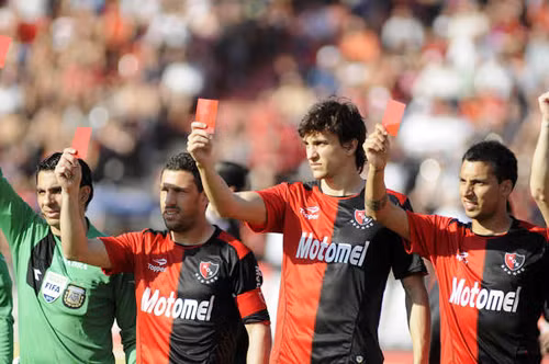 Một số hình ảnh các cầu thủ cùng tổ trọng tài đồng loạt giơ thẻ đỏ để chống bạo hành gia đình. Một số hình ảnh các cầu thủ cùng tổ trọng tài đồng loạt giơ thẻ đỏ để chống bạo hành gia đình.