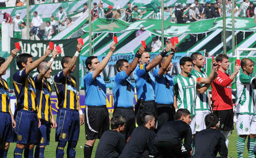 Một số hình ảnh các cầu thủ cùng tổ trọng tài đồng loạt giơ thẻ đỏ để chống bạo hành gia đình. Một số hình ảnh các cầu thủ cùng tổ trọng tài đồng loạt giơ thẻ đỏ để chống bạo hành gia đình.