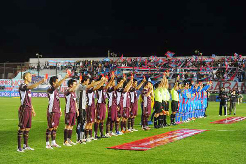 Một số hình ảnh các cầu thủ cùng tổ trọng tài đồng loạt giơ thẻ đỏ để chống bạo hành gia đình. Một số hình ảnh các cầu thủ cùng tổ trọng tài đồng loạt giơ thẻ đỏ để chống bạo hành gia đình.