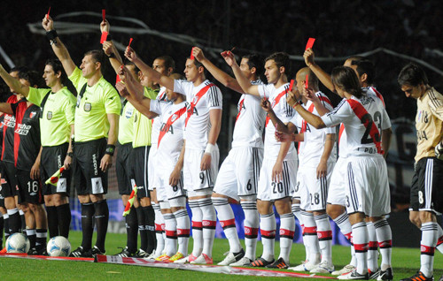 Tình trạng bạo hành đối với phụ nữ ở các nước ở châu Mỹ-La tinh, đặc biệt là ở Argentina đang gây nhức nhối và có chiều hướng gia tăng. Theo một thống kê ở xứ sở tango, chỉ trong vài tháng đầu năm, có tới 119 phụ nữ bị giết hại dã man bởi chồng hoặc ngay cả bạn trai của họ… Tình trạng bạo hành đối với phụ nữ ở các nước ở châu Mỹ-La tinh, đặc biệt là ở Argentina đang gây nhức nhối và có chiều hướng gia tăng. Theo một thống kê ở xứ sở tango, chỉ trong vài tháng đầu năm, có tới 119 phụ nữ bị giết hại dã man bởi chồng hoặc ngay cả bạn trai của họ…