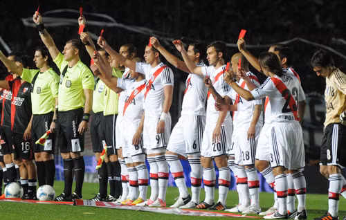 Tình trạng bạo hành đối với phụ nữ ở các nước ở châu Mỹ-La tinh, đặc biệt là ở Argentina đang gây nhức nhối và có chiều hướng gia tăng. Theo một thống kê ở xứ sở tango, chỉ trong vài tháng đầu năm, có tới 119 phụ nữ bị giết hại dã man bởi chồng hoặc ngay cả bạn trai của họ… Tình trạng bạo hành đối với phụ nữ ở các nước ở châu Mỹ-La tinh, đặc biệt là ở Argentina đang gây nhức nhối và có chiều hướng gia tăng. Theo một thống kê ở xứ sở tango, chỉ trong vài tháng đầu năm, có tới 119 phụ nữ bị giết hại dã man bởi chồng hoặc ngay cả bạn trai của họ…