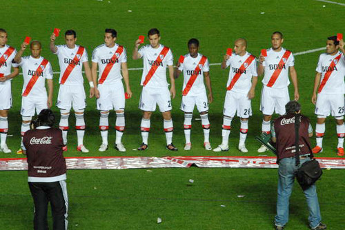 Bóng đá là môn thể thao được ưa chuộng nhất tại Argentina, cũng chính vì vậy mà tổ trọng tài, các cầu thủ muốn dùng ảnh hưởng của mình để nâng cao nhận thức của CĐV về bạo lực gia đình… Bóng đá là môn thể thao được ưa chuộng nhất tại Argentina, cũng chính vì vậy mà tổ trọng tài, các cầu thủ muốn dùng ảnh hưởng của mình để nâng cao nhận thức của CĐV về bạo lực gia đình…