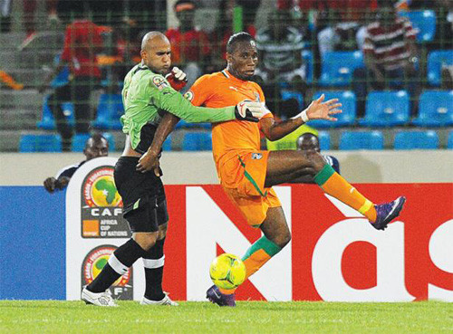 Nhìn gương mặt của Drogba kìa?